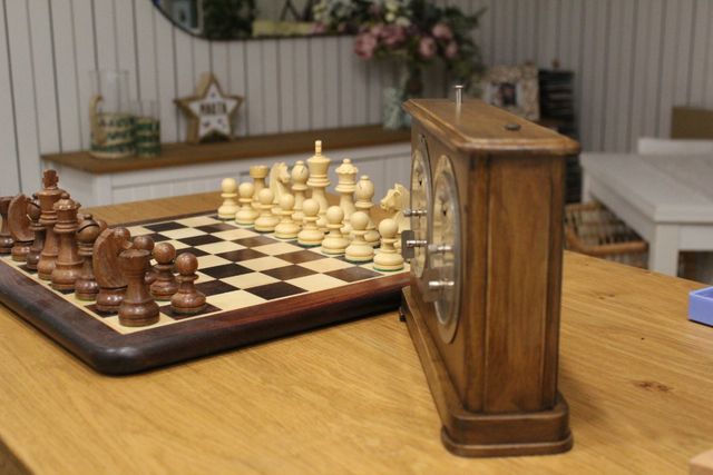 Reloj de ajedrez jantar antiguo