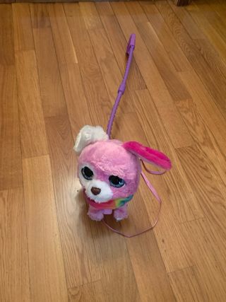 Peluche de perro con correa