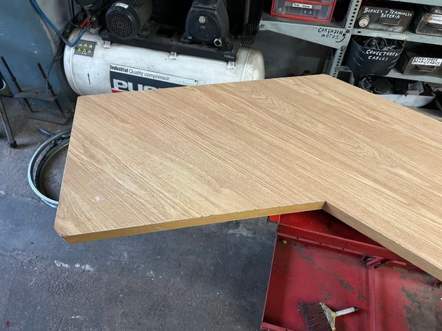 Mesa de escritorio en forma de "L"