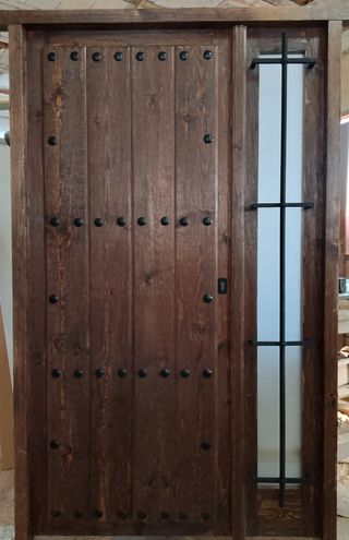 Puerta entrada de madera 