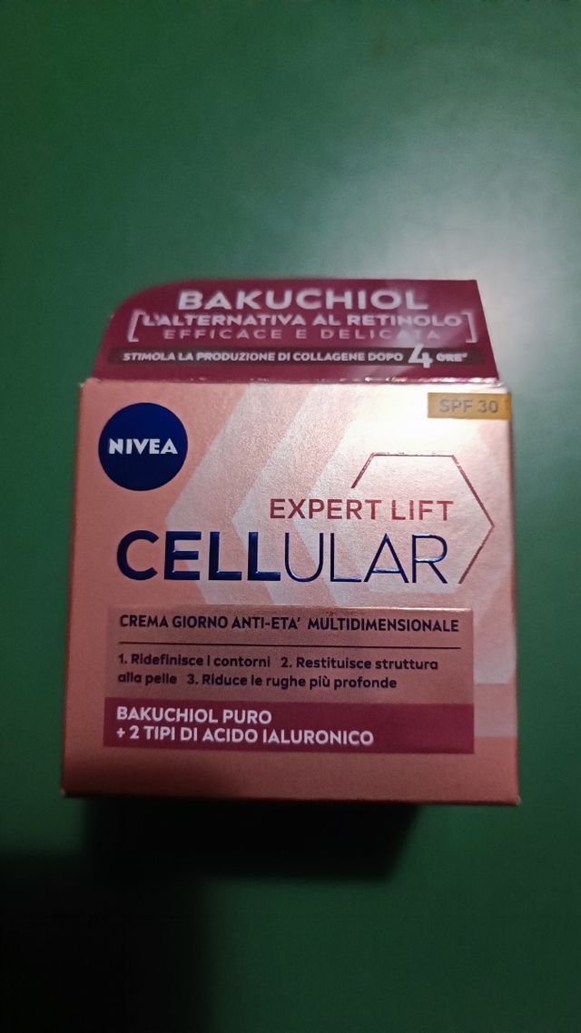 Creme antietà Nivea e spray ritocco nero