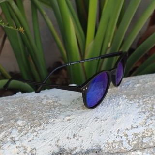Gafas de sol redondas negras con cristal azul