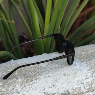 Gafas de sol redondas negras con cristal azul