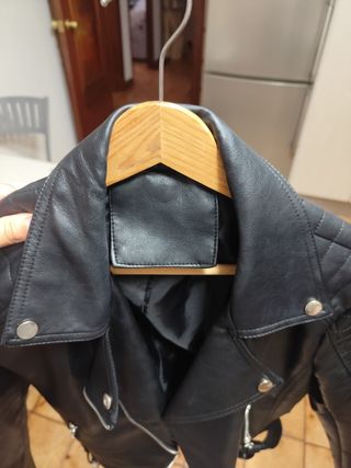 Cazadora de polipiel negro, talla L, motera