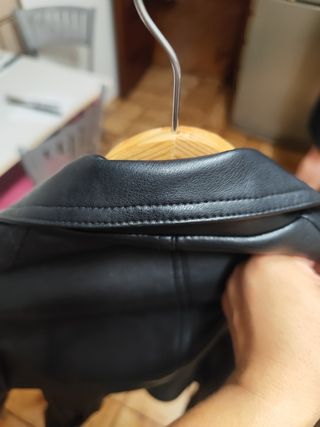 Cazadora de polipiel negro, talla L, motera