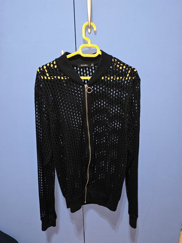 Chaqueta con agujeros