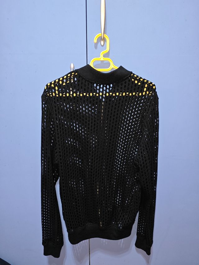 Chaqueta con agujeros