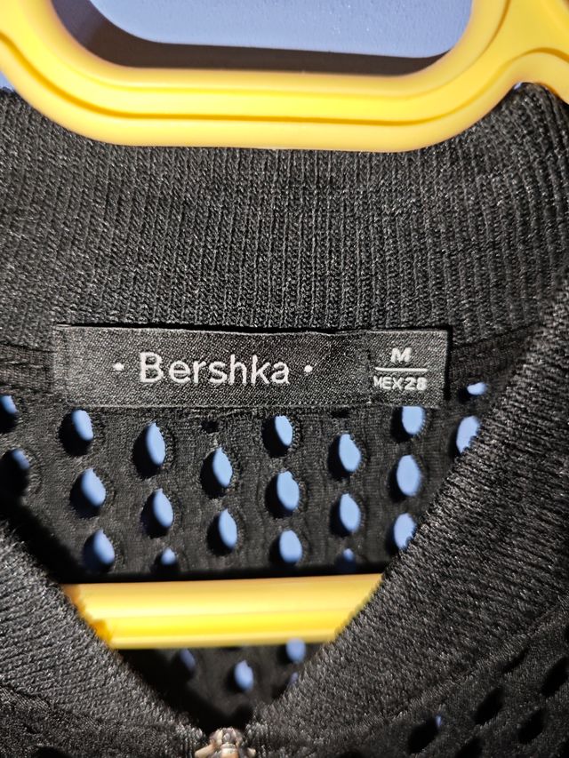 Chaqueta con agujeros