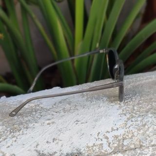 Gafas de sol redondas grises con cristal negro