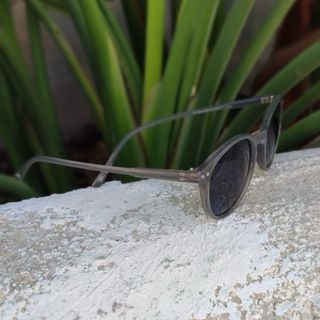 Gafas de sol redondas grises con cristal negro