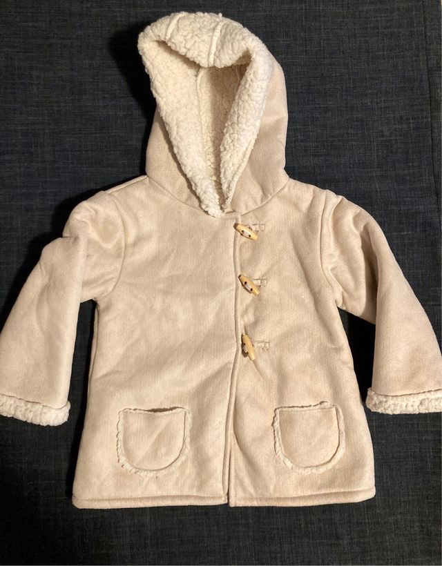 Abrigo niña Sfera ante y corderito interior.