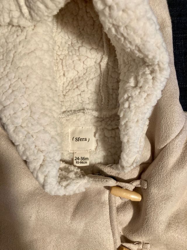 Abrigo niña Sfera ante y corderito interior.
