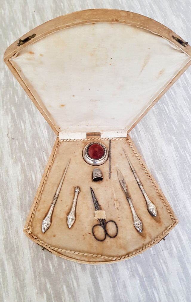 Set da cucito antico