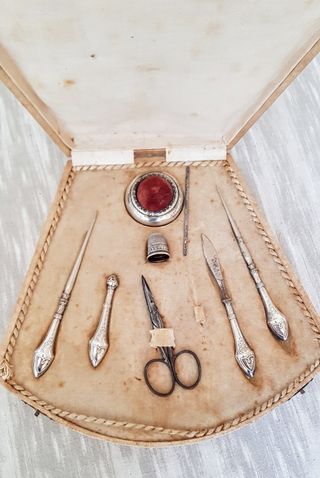 Set da cucito antico