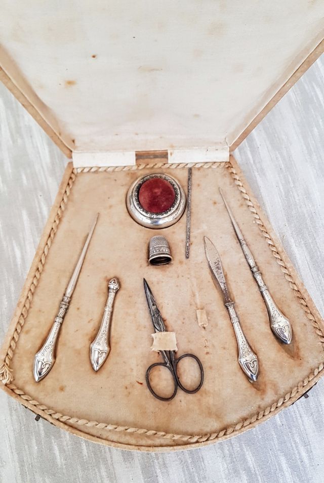 Set da cucito antico