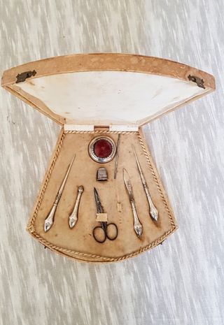 Set da cucito antico