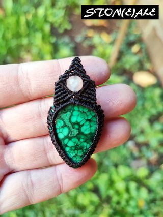 Collana con ciondolo in macrame con malachite