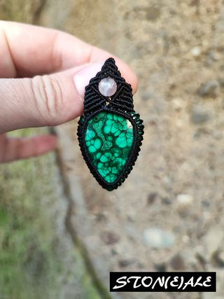 Collana con ciondolo in macrame con malachite