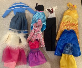 Armario de barbie con complementos y muñeca