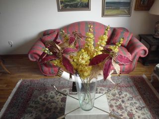 Jarron con flores artificiales