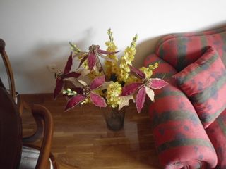 Jarron con flores artificiales