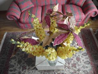 Jarron con flores artificiales