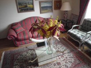 Jarron con flores artificiales