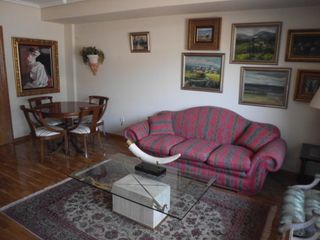 Escultura mujer jardinera pared plantas