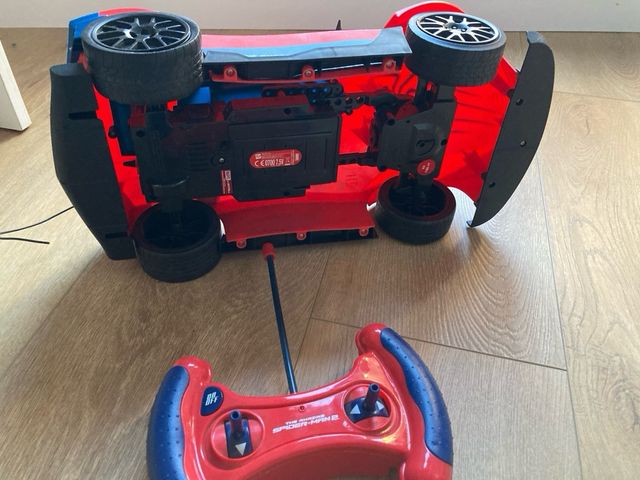 Coche teleridigiro com pilas