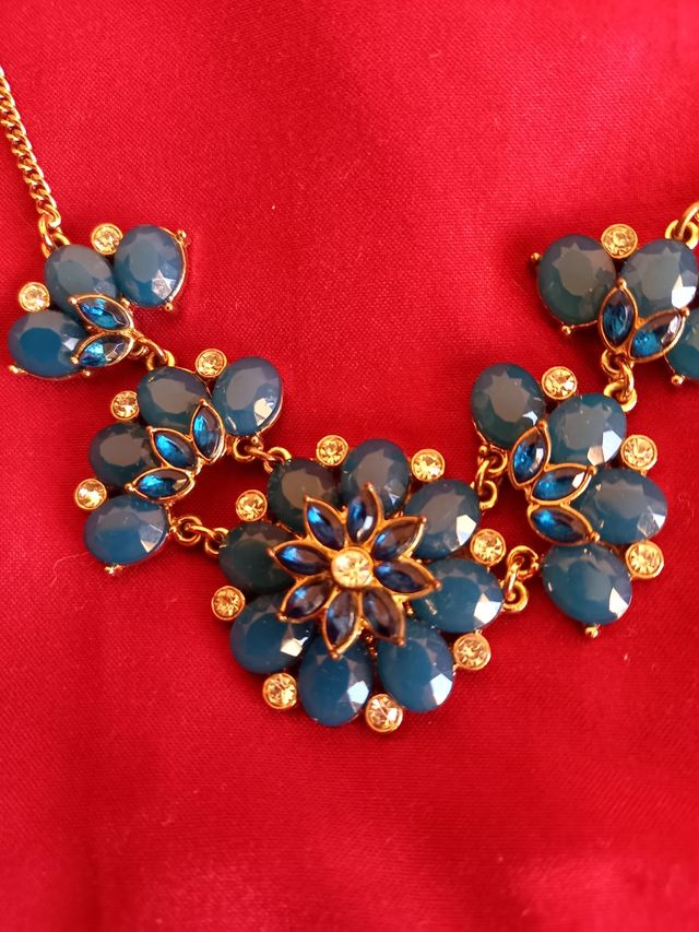 Collana con pietre verde petrolio 