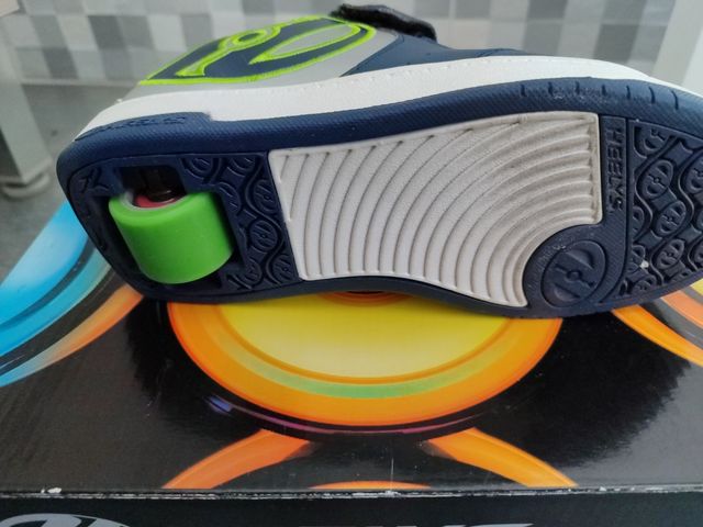 Zapatillas Heelys con ruedas. Talla 35