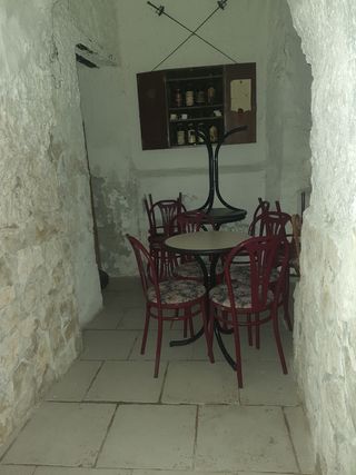 Tavolino e sedie per bar e /o enoteca