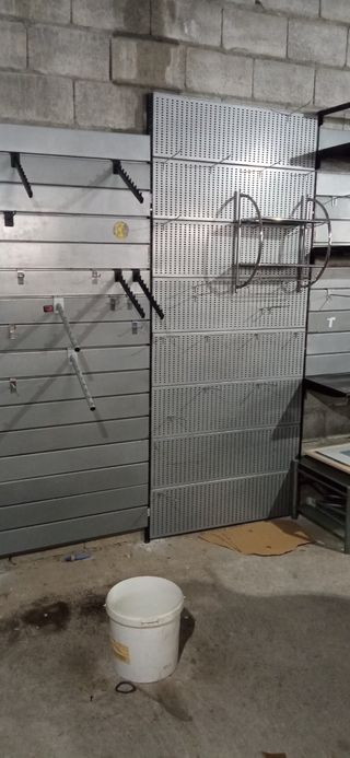 Expositores ranurados de pared y Burros