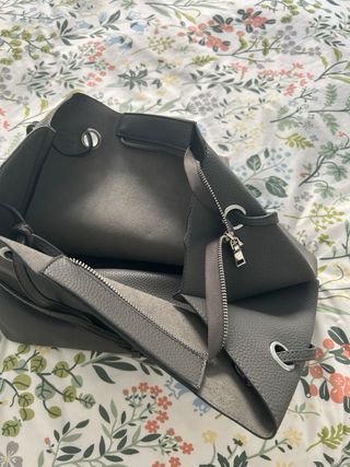 Bolso de cuero gris