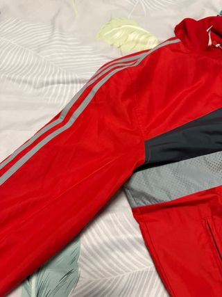 Chaque de chandal rojo adidas talla M