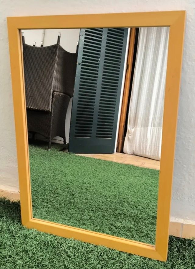 Espejos con marco de madera