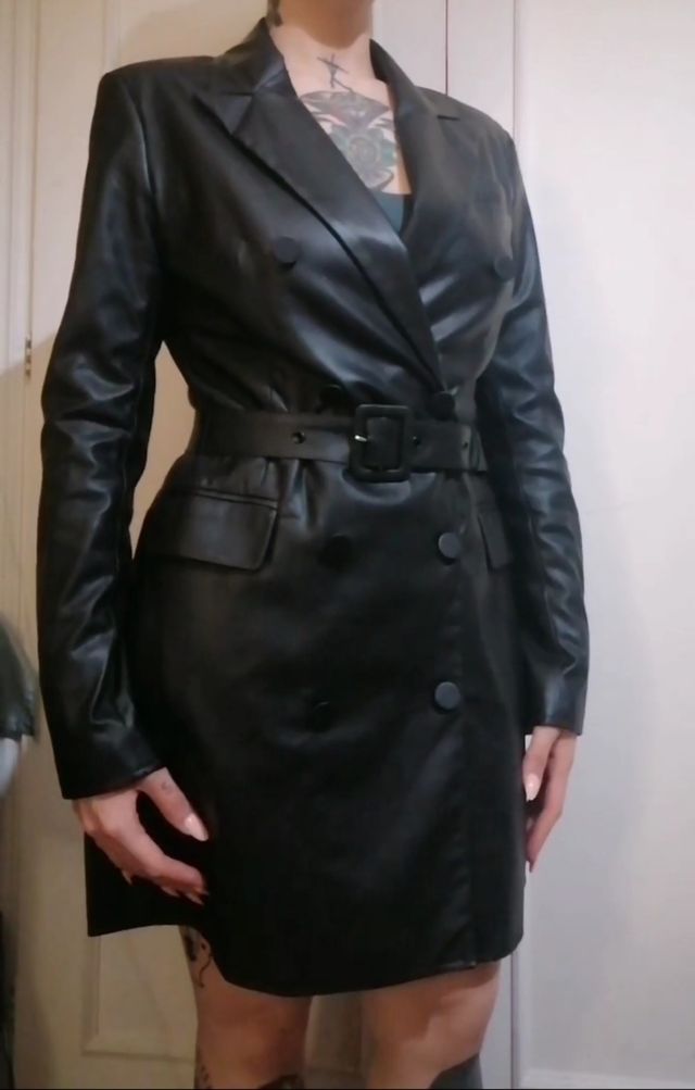 Vestido tipo gabardina de Bershka 