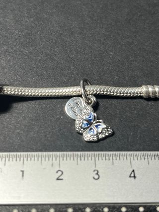 Charm mariposa tipo Pandora.