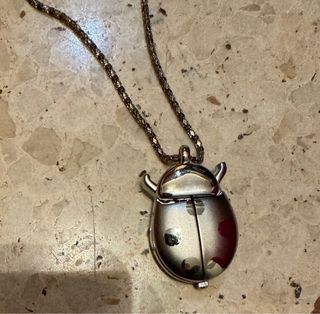 Reloj colgante mariquita