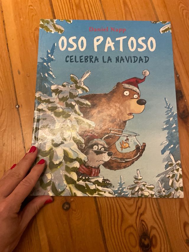 Oso Patoso celebra la Navidad. ilustrado.