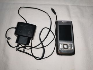 Nokia E65 con cargador