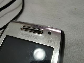 Nokia E65 con cargador
