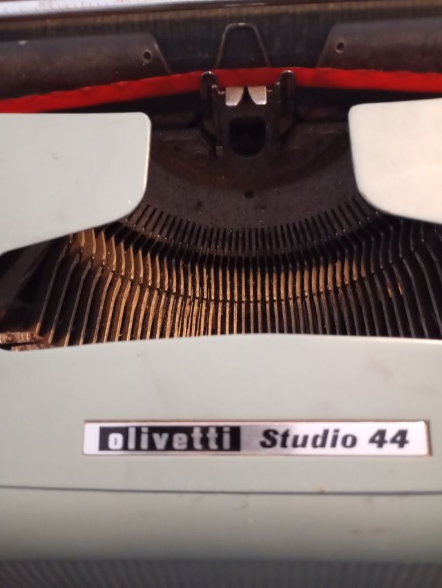 Macchina da scrivere vintage Olivetti studio 44
