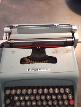Macchina da scrivere vintage Olivetti studio 44