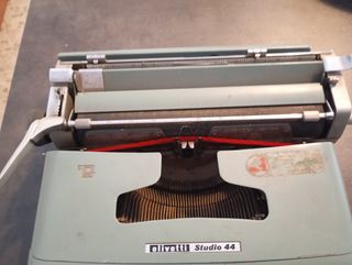 Macchina da scrivere vintage Olivetti studio 44