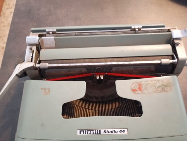Macchina da scrivere vintage Olivetti studio 44