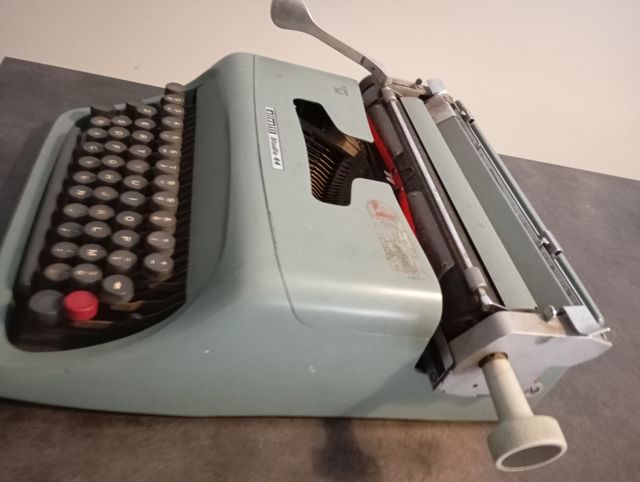 Macchina da scrivere vintage Olivetti studio 44