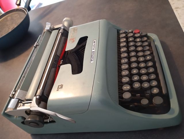 Macchina da scrivere vintage Olivetti studio 44