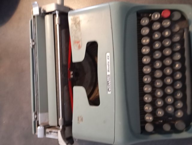 Macchina da scrivere vintage Olivetti studio 44