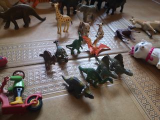 varios juguetes de plastico viejos